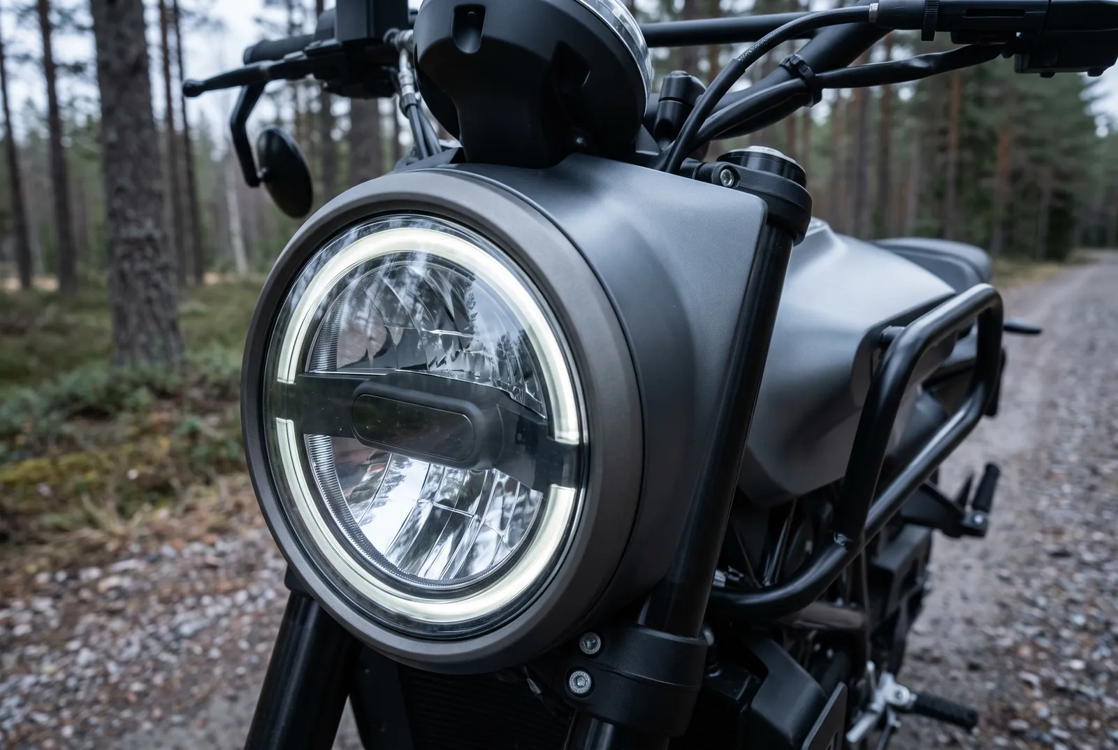 Detail van een Husqvarna Svartpilen